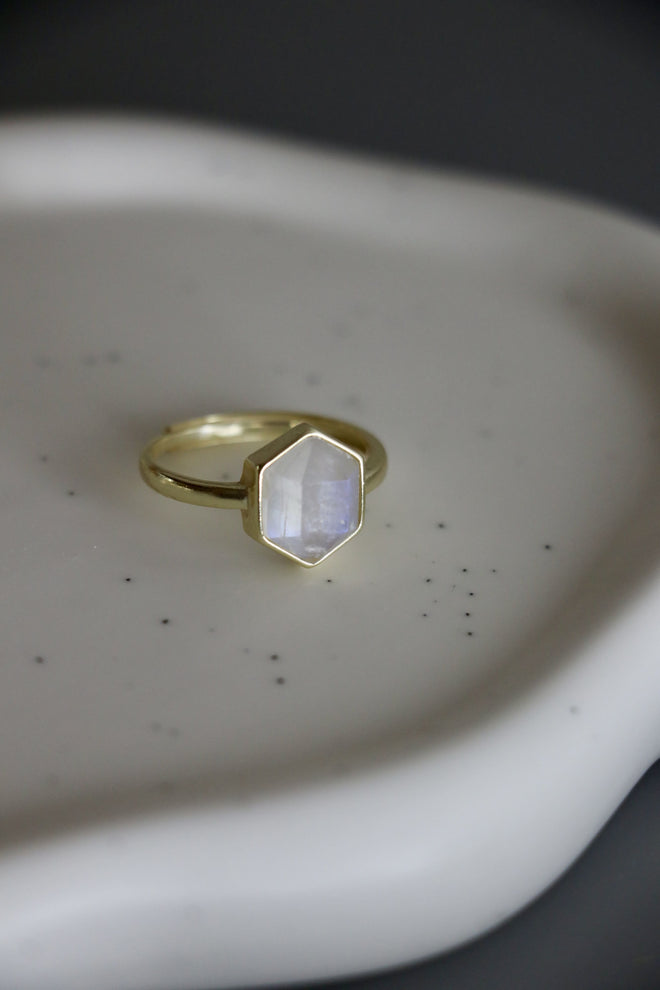 I AM feminine - Rainbow Mondstein Ring Hexagon