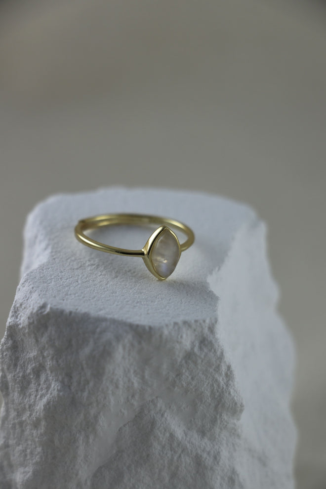 I AM feminine - Rainbow Mondstein Ring Drop