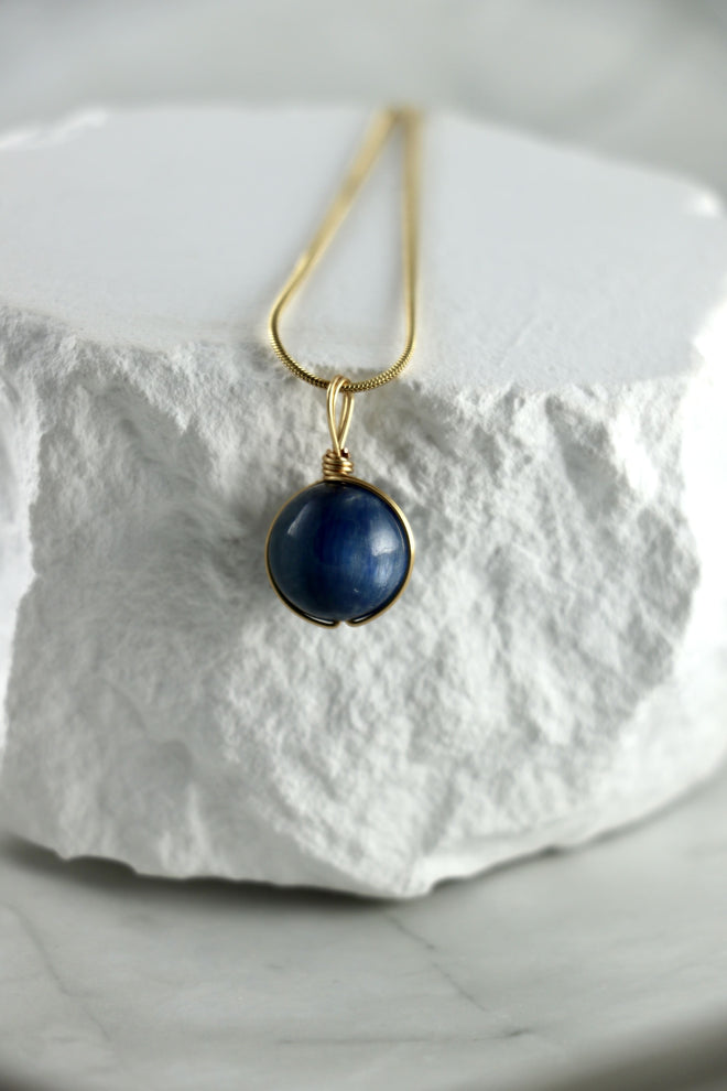 I AM constantly growing - Kyanit Halskette Kugel