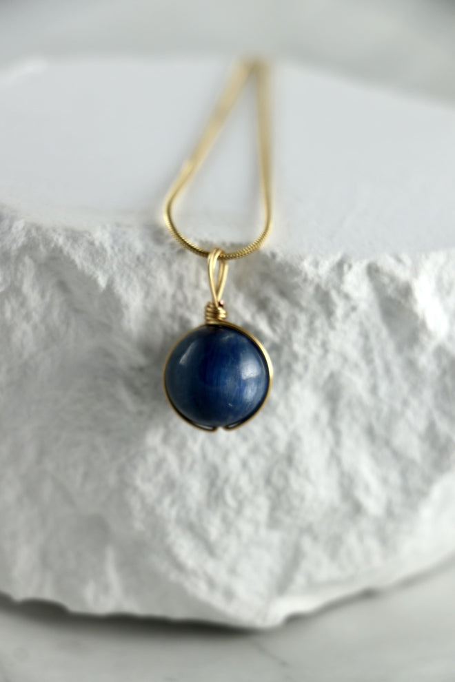 I AM constantly growing - Kyanit Halskette Kugel