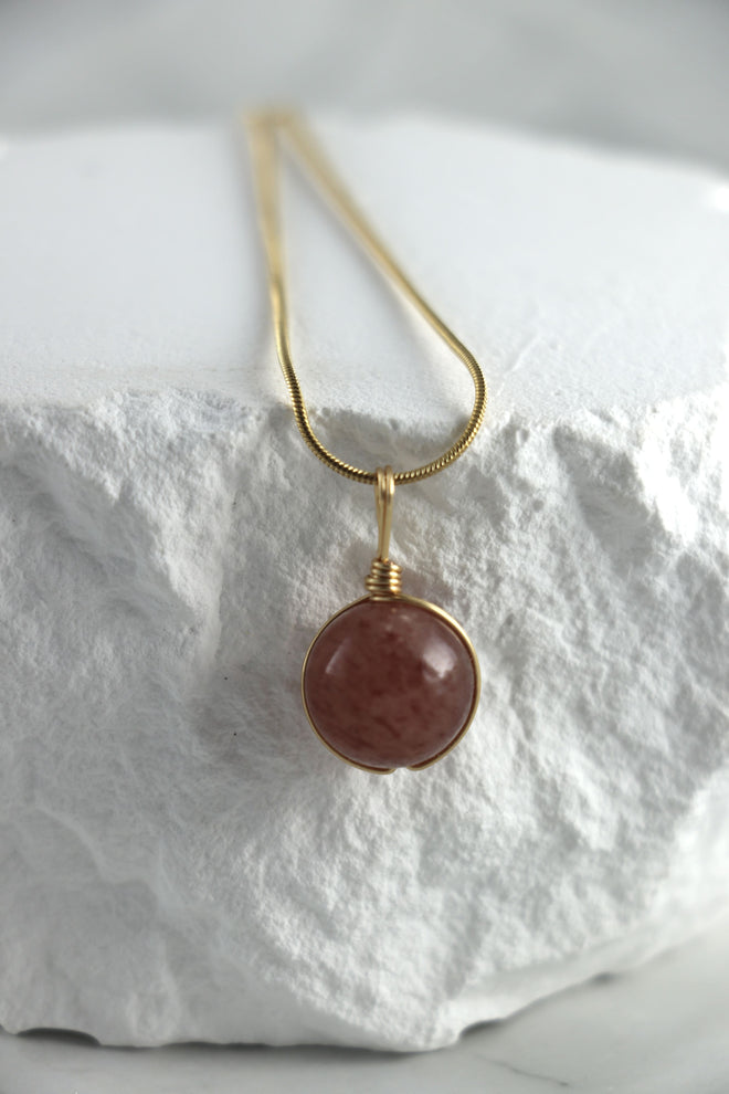 I AM happy - Erdbeerquarz Halskette Kugel