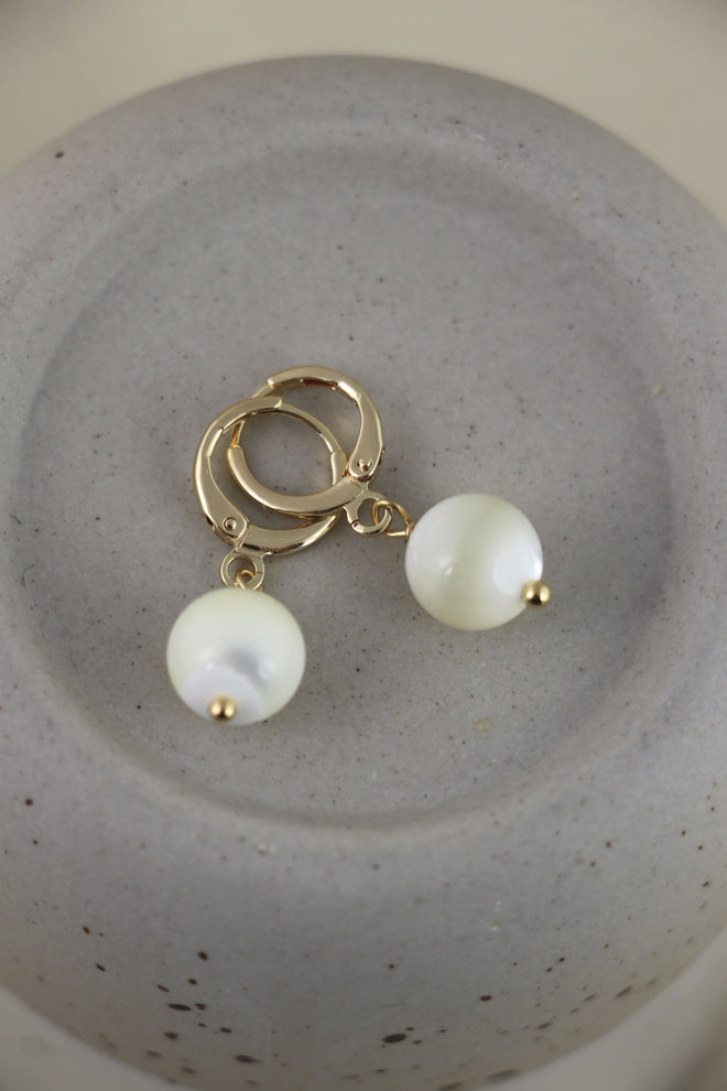 I AM beautiful - Orecchini Perla Madre Sfera