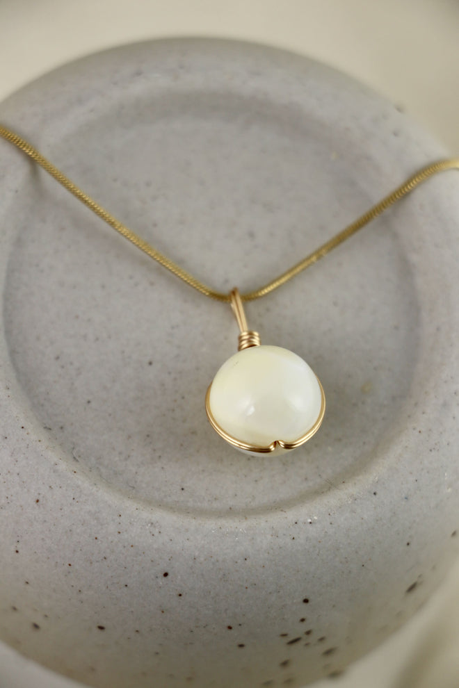 I AM beautiful - Collana a sfera in madreperla