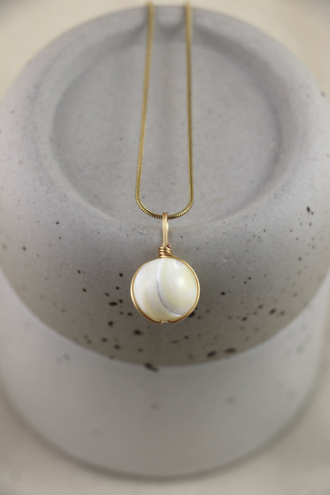 I AM beautiful - Collana a sfera in madreperla