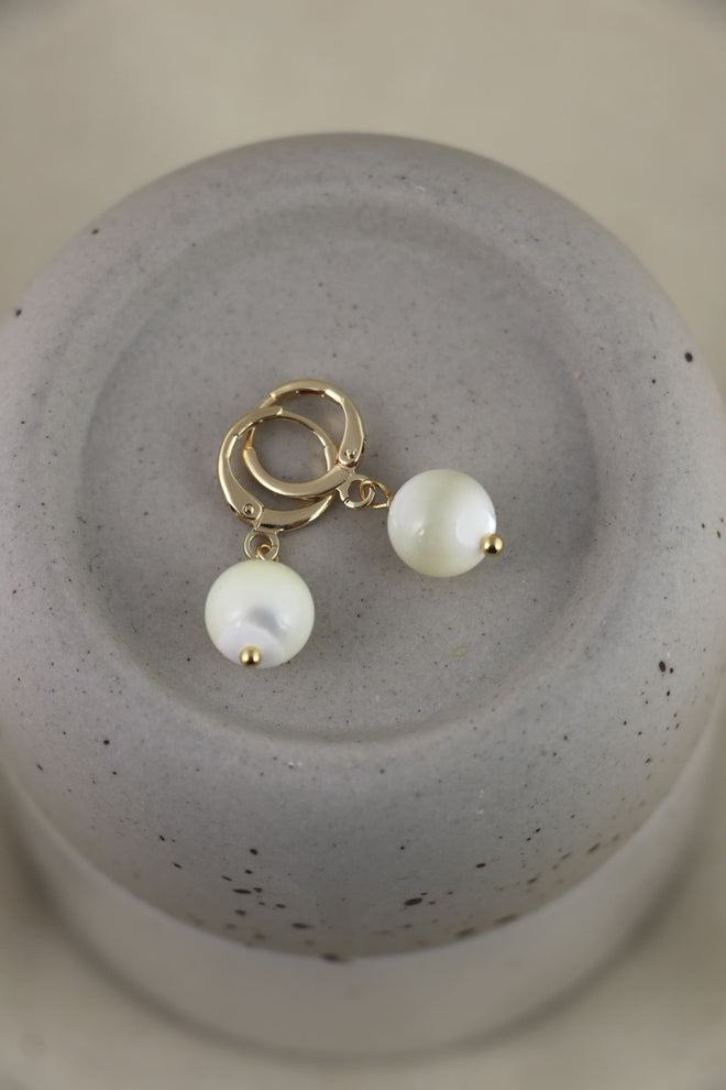 I AM beautiful - Orecchini Perla Madre Sfera