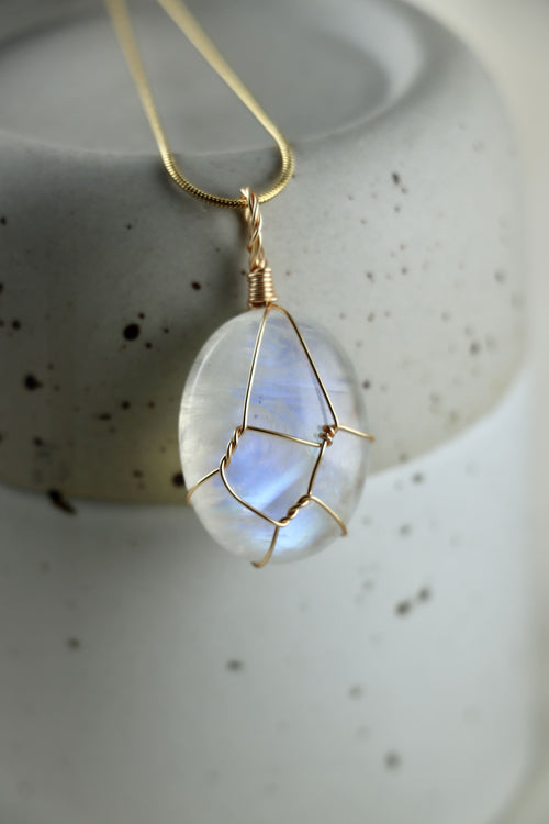 I AM feminine - Collier Pierre de Lune Arc-en-ciel Pièce Unique