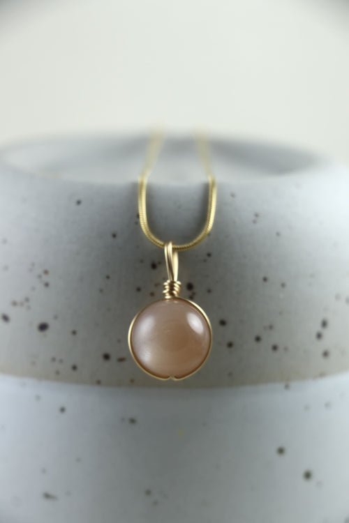 I AM feminine - Mondstein Peach Halskette Kugel