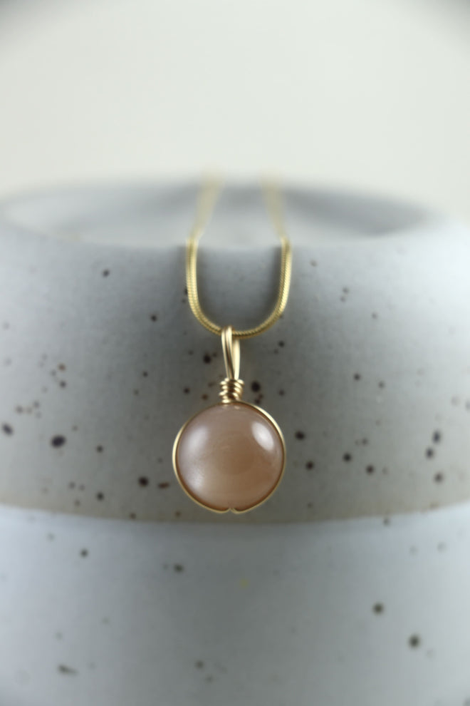 I AM feminine - Mondstein Peach Halskette Kugel