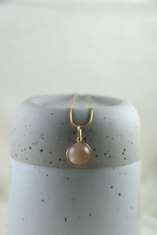 I AM feminine - Mondstein Peach Halskette Kugel