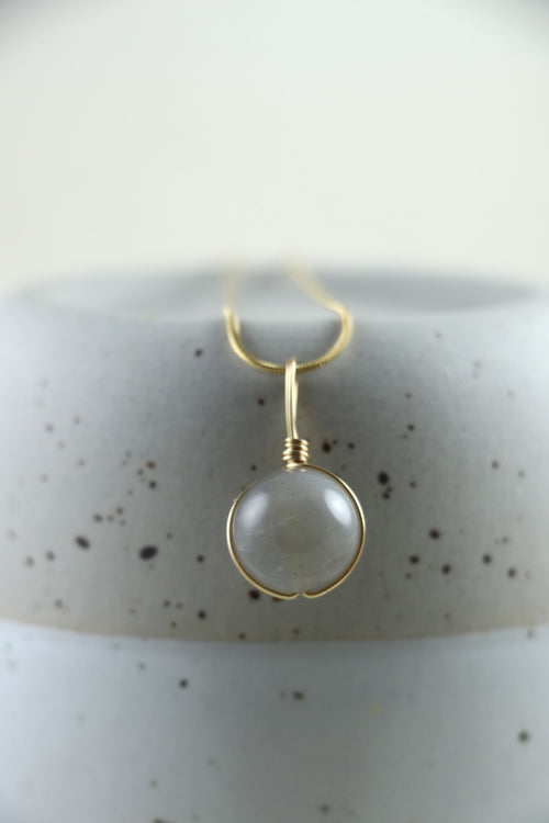 I AM feminine - Grauer Mondstein Halskette Kugel