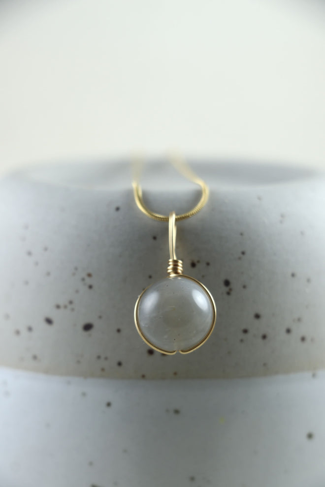 I AM feminine - Grauer Mondstein Halskette Kugel