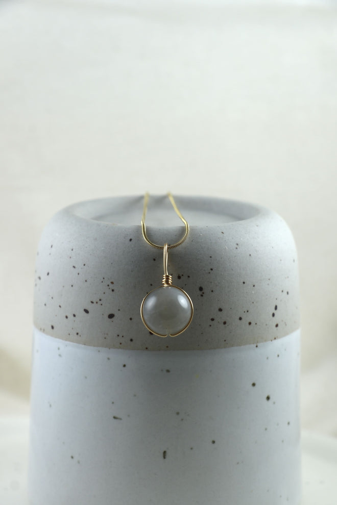 I AM feminine - Grauer Mondstein Halskette Kugel