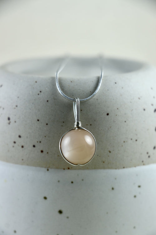 I AM feminine - Mondstein Peach Halskette Kugel Silber