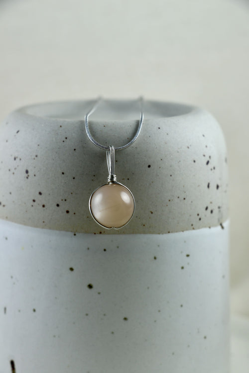 I AM feminine - Mondstein Peach Halskette Kugel Silber