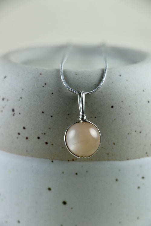 I AM feminine - Mondstein Peach Halskette Kugel Silber