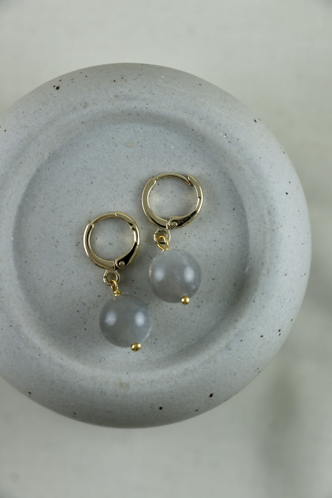 I AM feminine - Grauer Mondstein Ohrringe Kugel