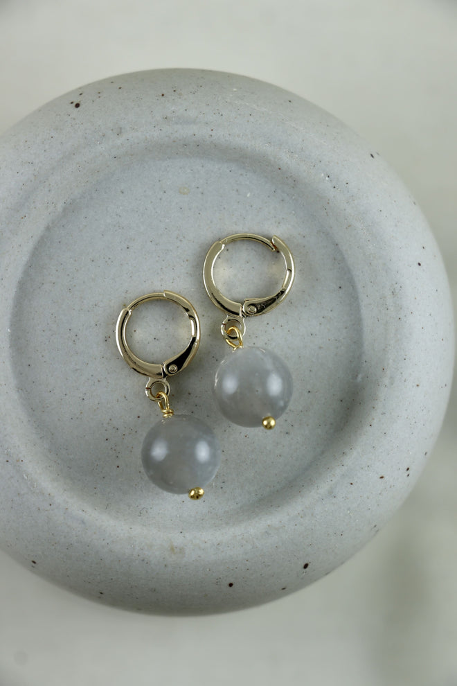 I AM feminine - Grauer Mondstein Ohrringe Kugel