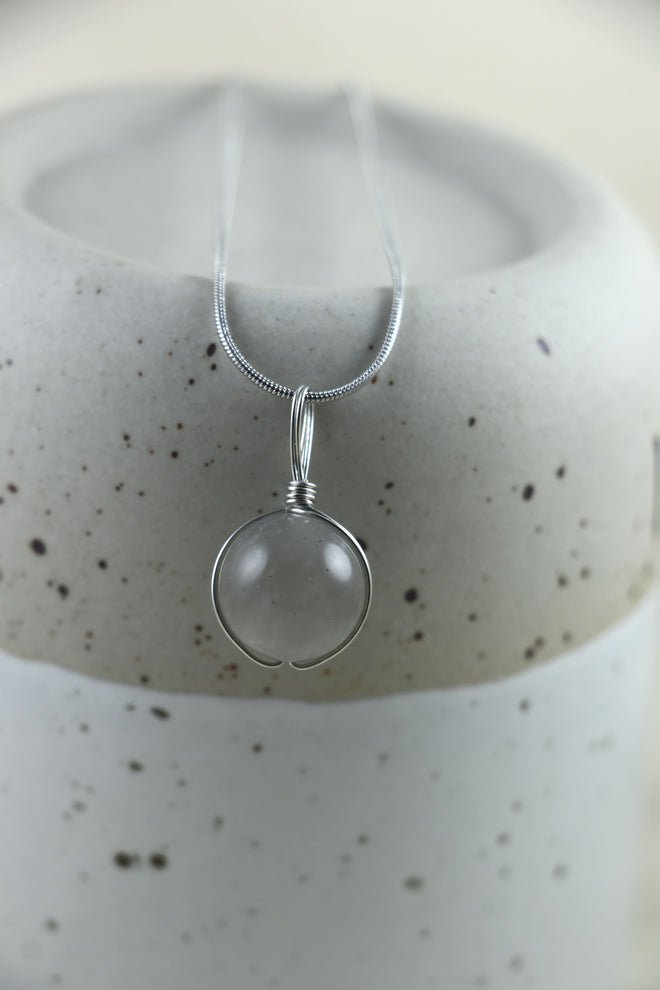 I AM feminine - Grauer Mondstein Halskette Kugel Silber