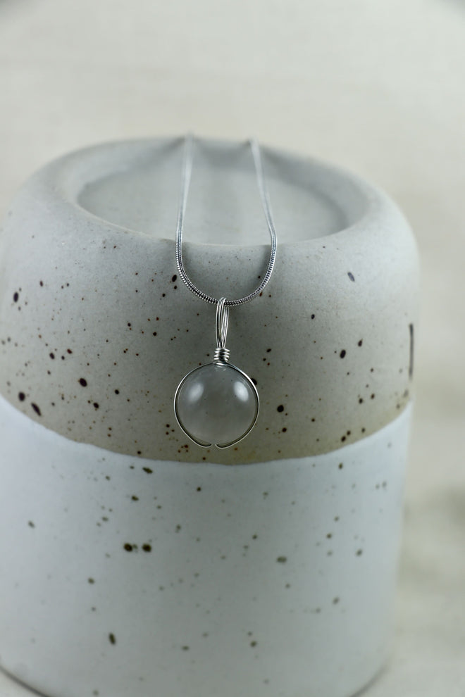 I AM feminine - Grauer Mondstein Halskette Kugel Silber