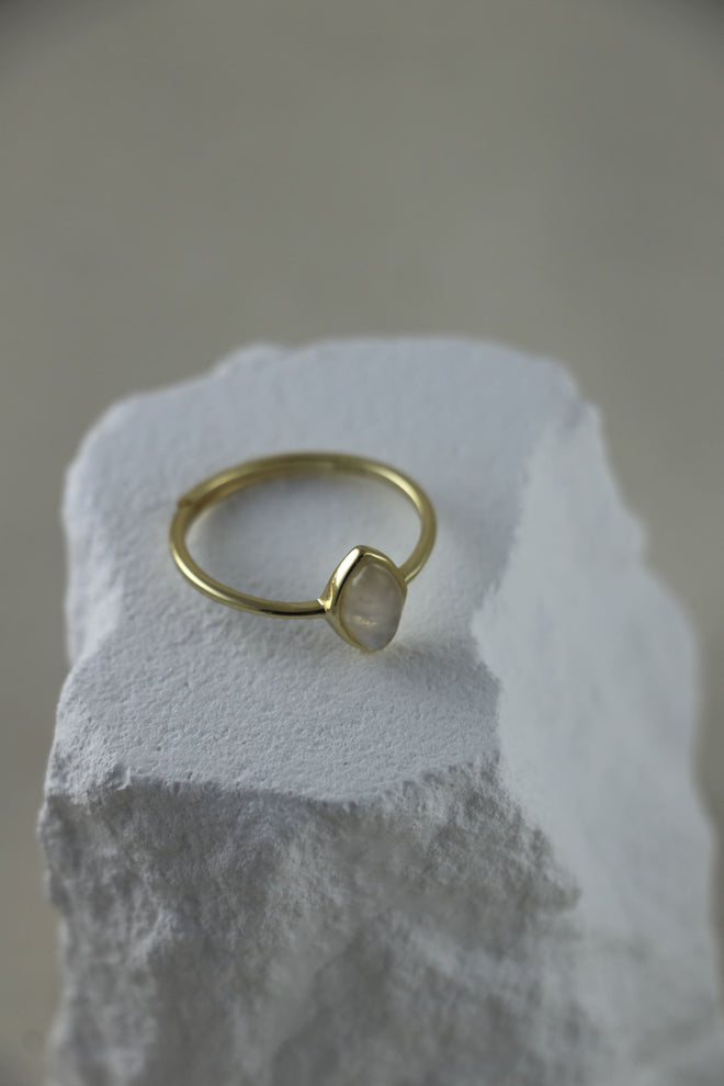 I AM feminine - Rainbow Mondstein Ring Drop