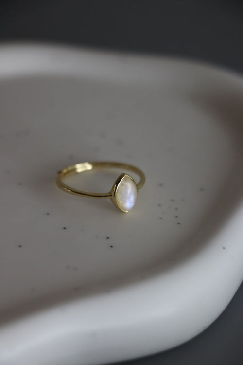 I AM feminine - Rainbow Mondstein Ring Drop