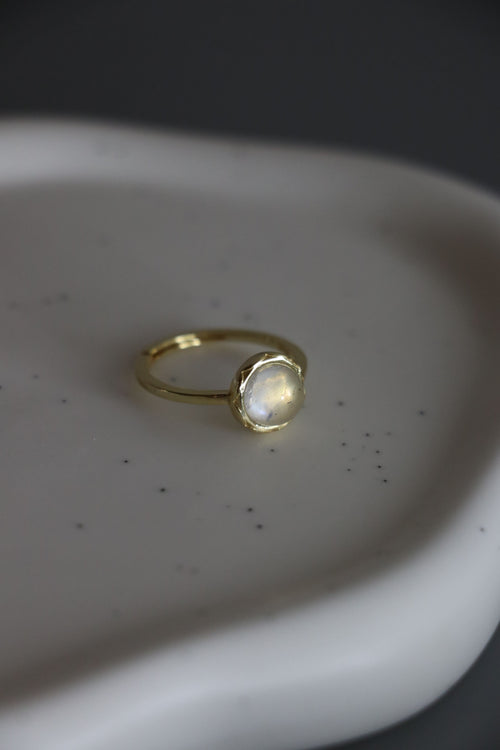 I AM feminine - Rainbow Mondstein Ring Button