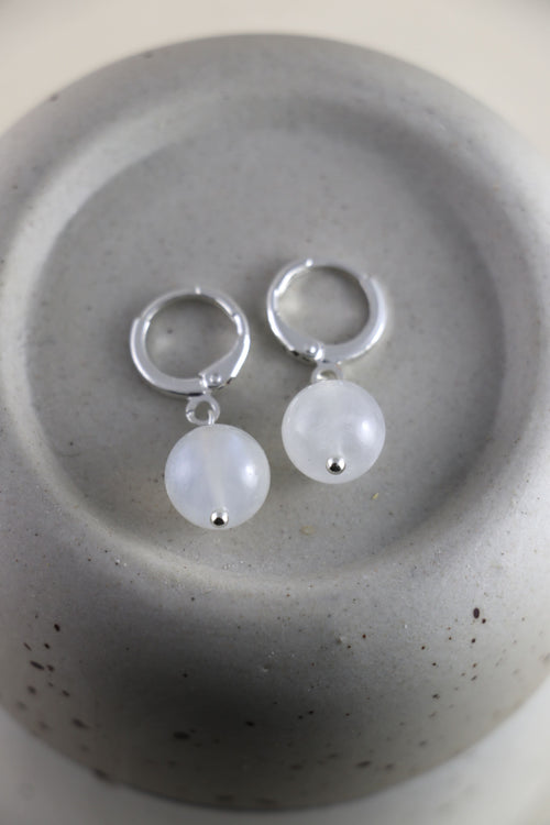 I AM feminine - Orecchini a sfera in pietra di luna argento