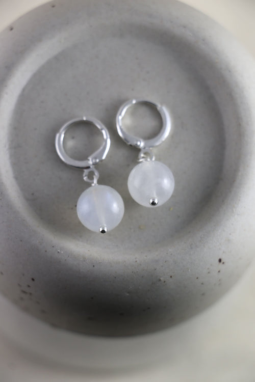 I AM feminine - Orecchini a sfera in pietra di luna argento