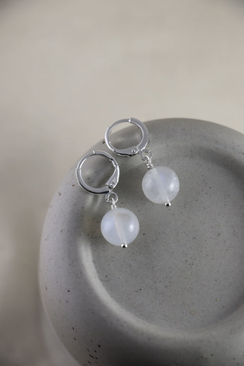 I AM feminine - Orecchini a sfera in pietra di luna argento