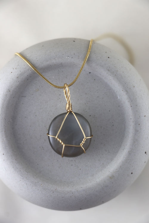 I AM feminine - Grauer Mondstein Halskette Einzelstück 1