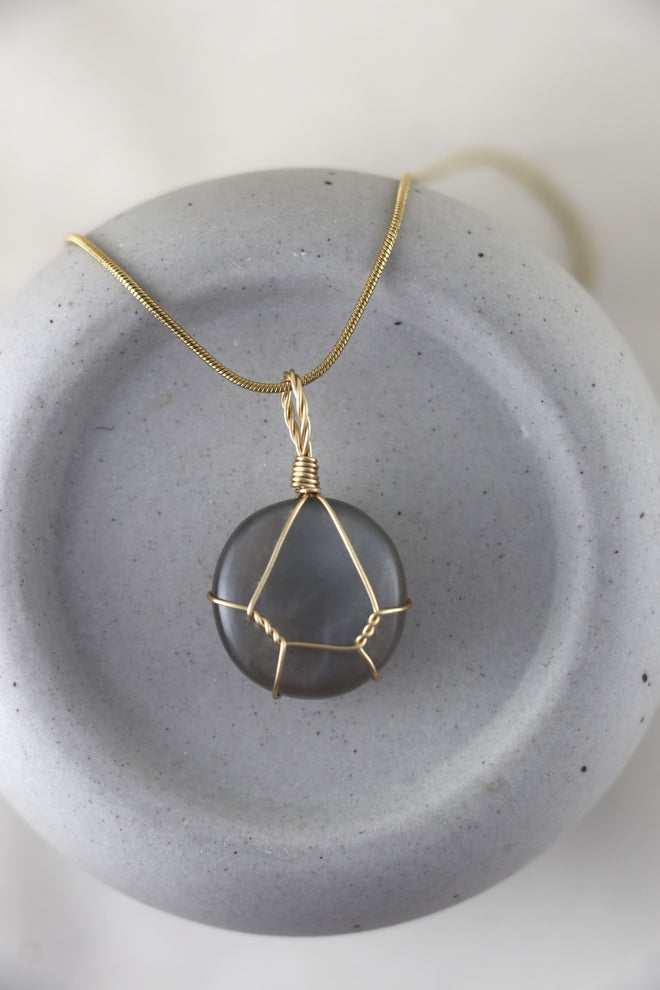 I AM feminine - Grauer Mondstein Halskette Einzelstück 1