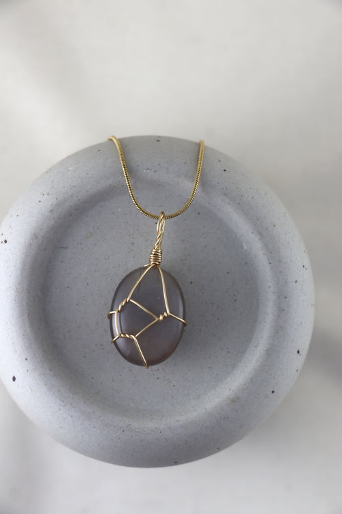 I AM feminine - Grauer Mondstein Halskette Einzelstück 2