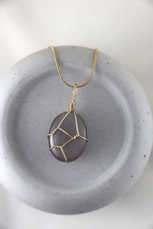 I AM feminine - Grauer Mondstein Halskette Einzelstück 2