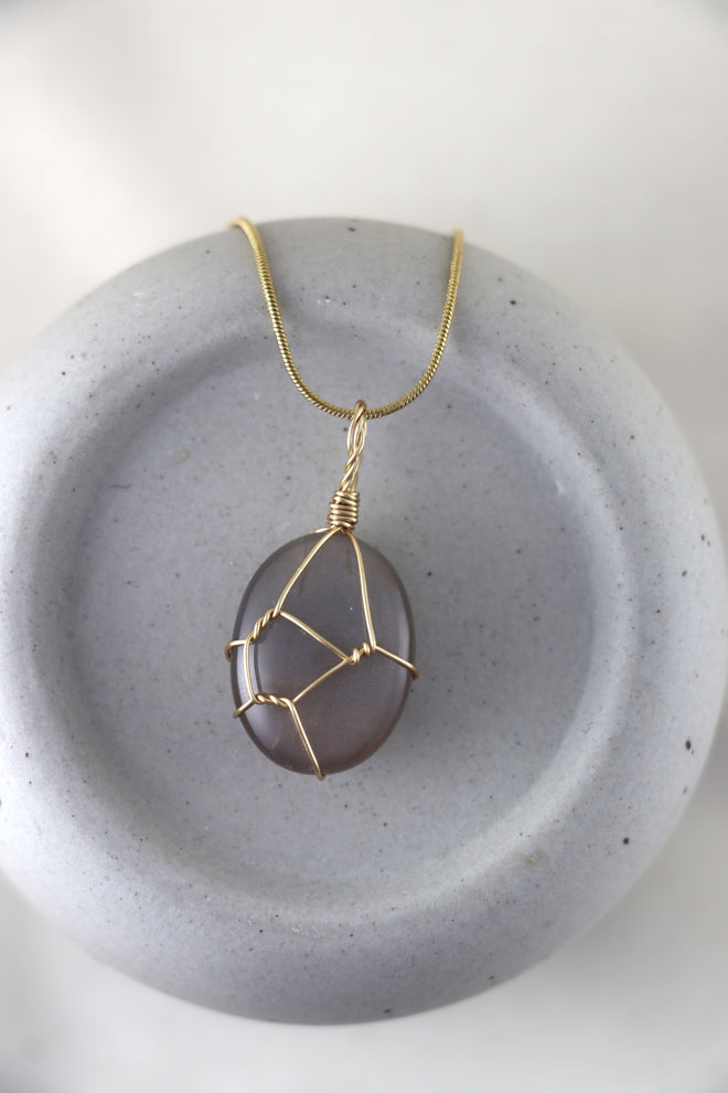 I AM feminine - Grauer Mondstein Halskette Einzelstück 2