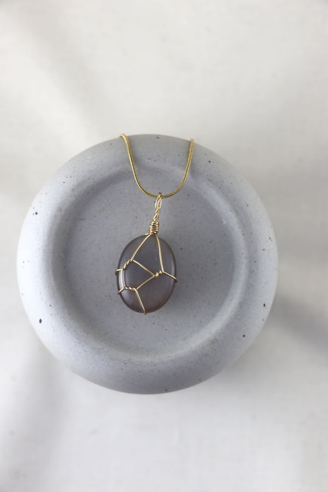 I AM feminine - Grauer Mondstein Halskette Einzelstück 2