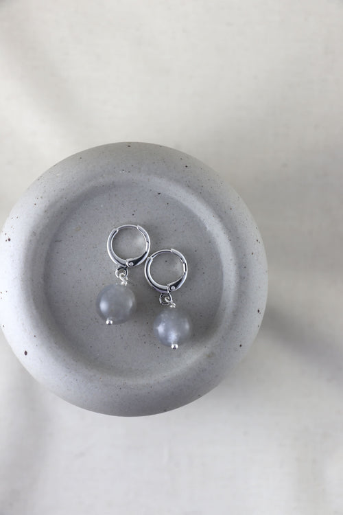 I AM feminine - Grauer Mondstein Ohrringe Kugel Silber