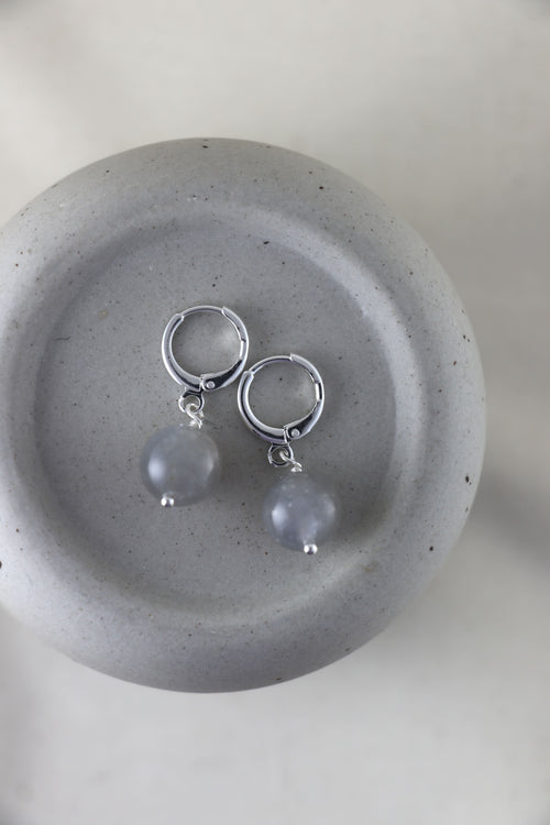 I AM feminine - Grauer Mondstein Ohrringe Kugel Silber