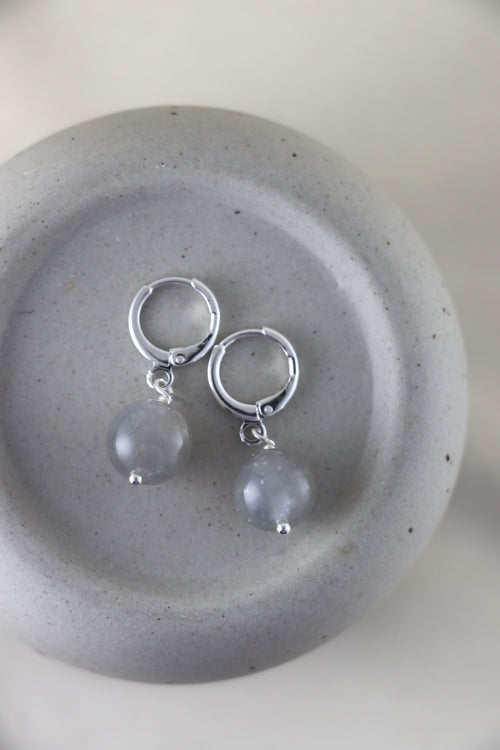 I AM feminine - Grauer Mondstein Ohrringe Kugel Silber