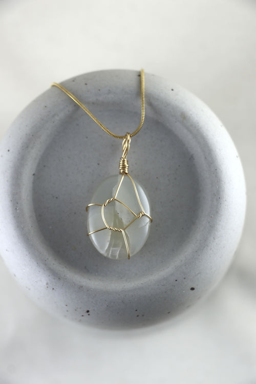 I AM feminine - Mondstein Halskette