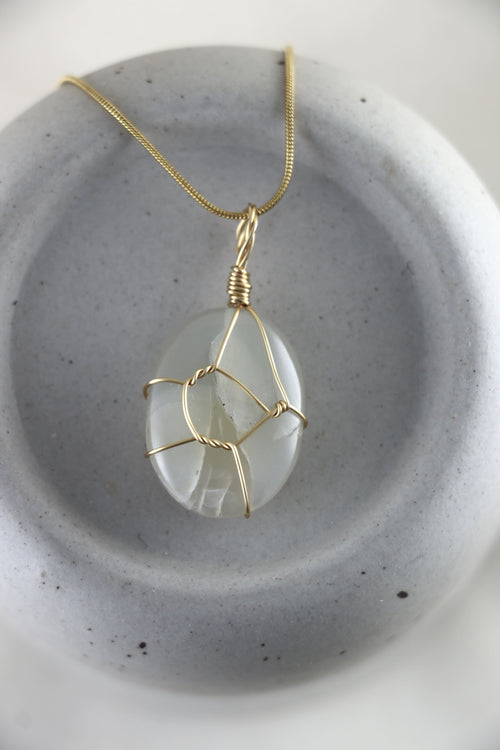 I AM feminine - Mondstein Halskette