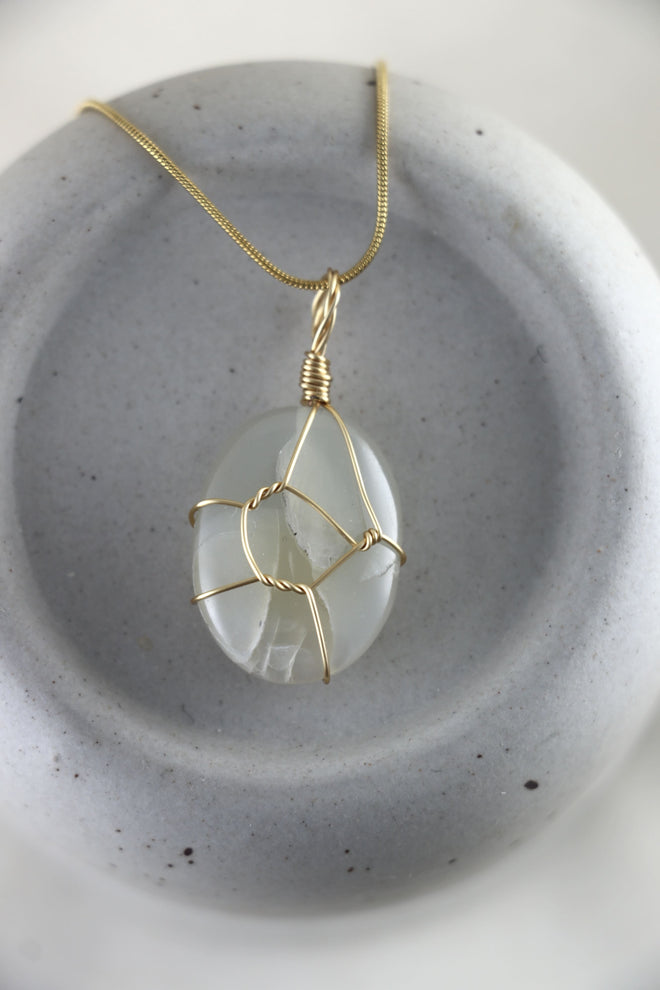 I AM feminine - Mondstein Halskette