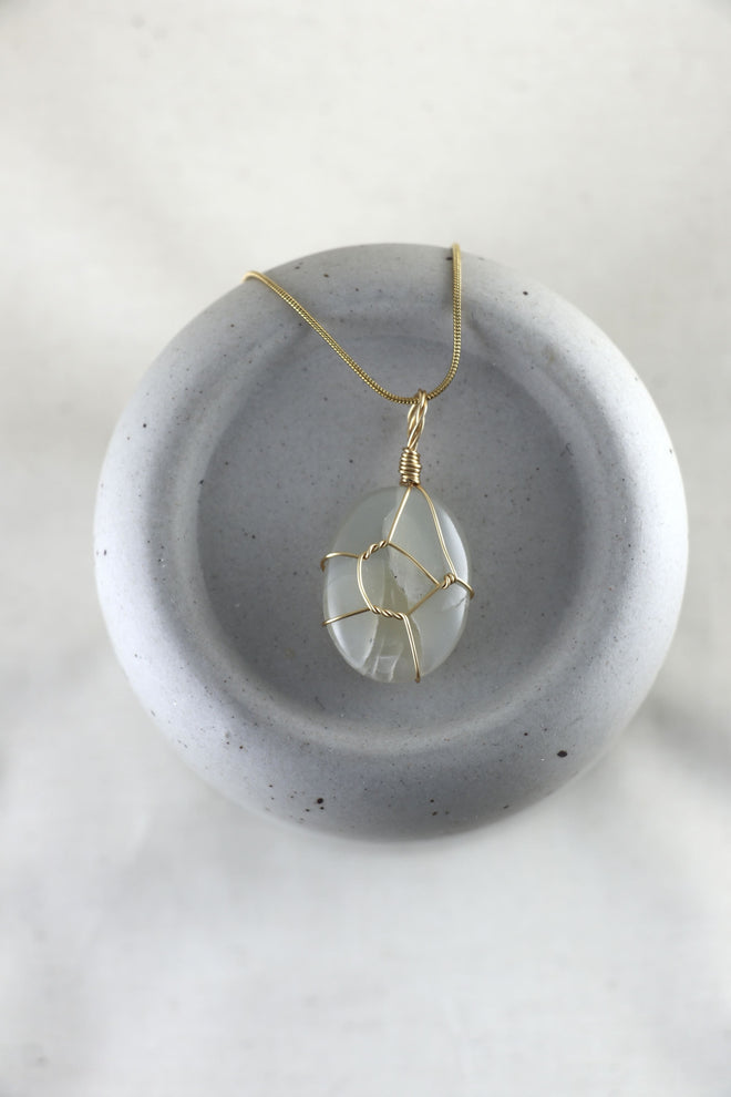 I AM feminine - Mondstein Halskette