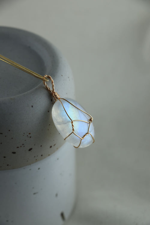 I AM feminine - Collana Pietra di Luna Arcobaleno Pezzo Unico