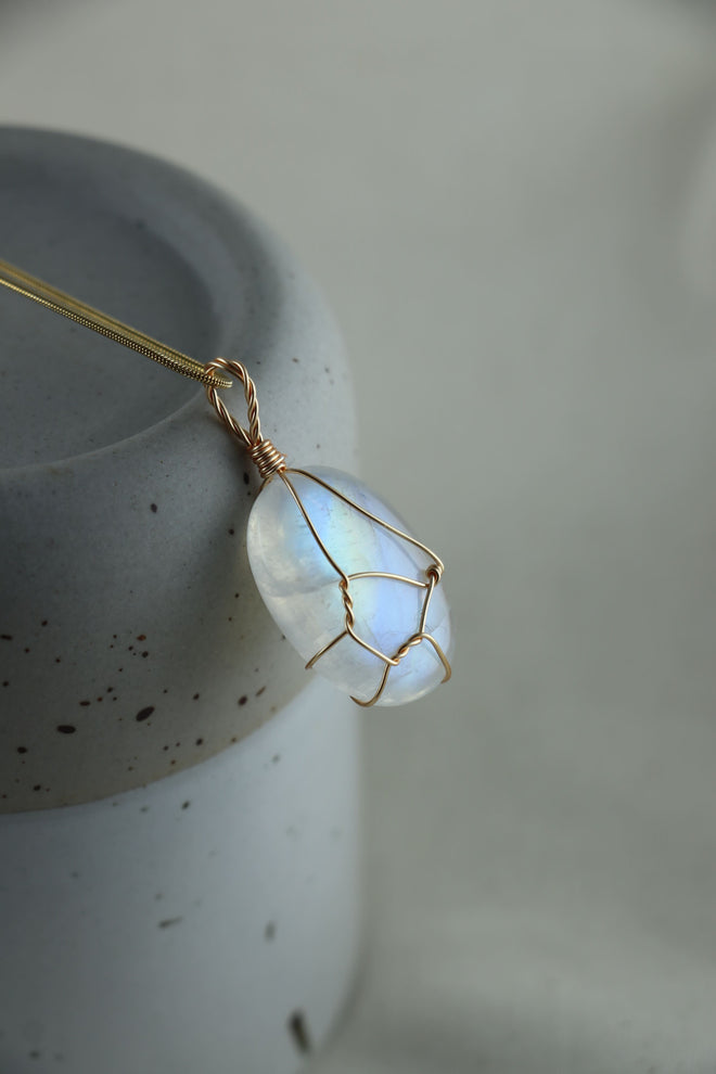 I AM feminine - Rainbow Mondstein Halskette Einzelstück 1