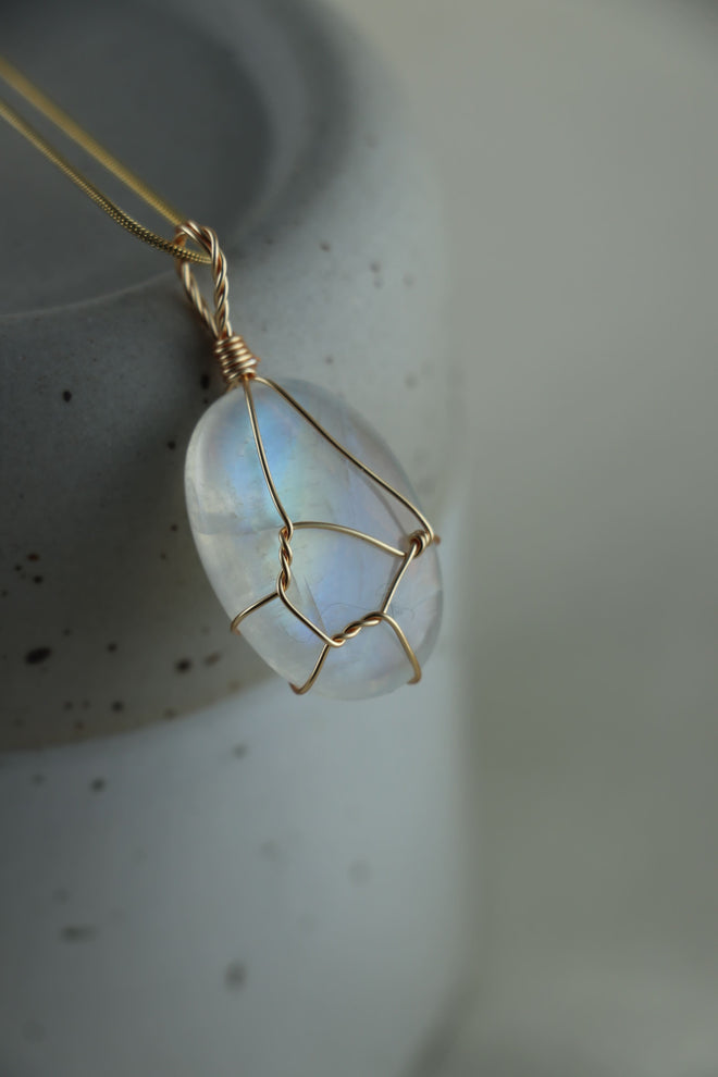 I AM feminine - Rainbow Mondstein Halskette Einzelstück 1