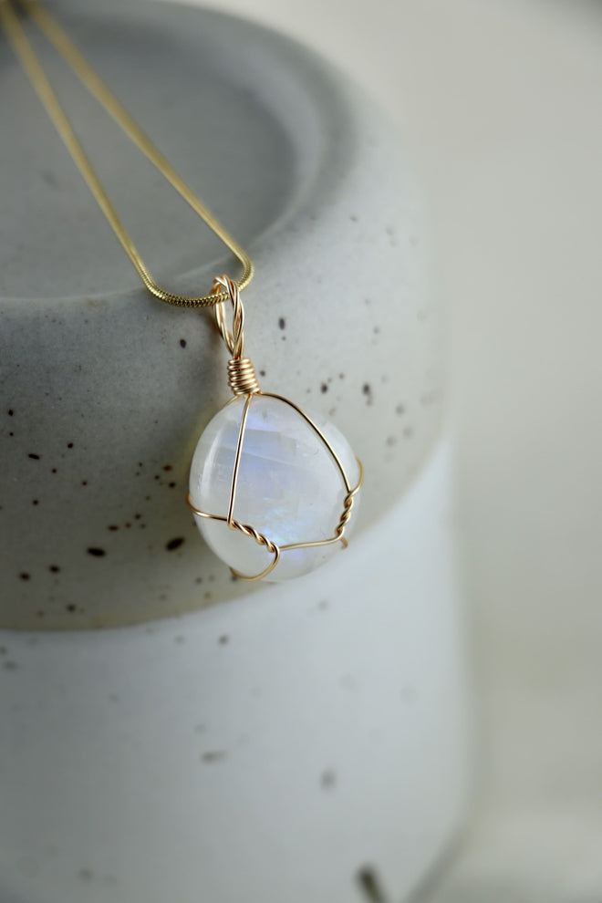 I AM feminine - Rainbow Mondstein Halskette Einzelstück 3