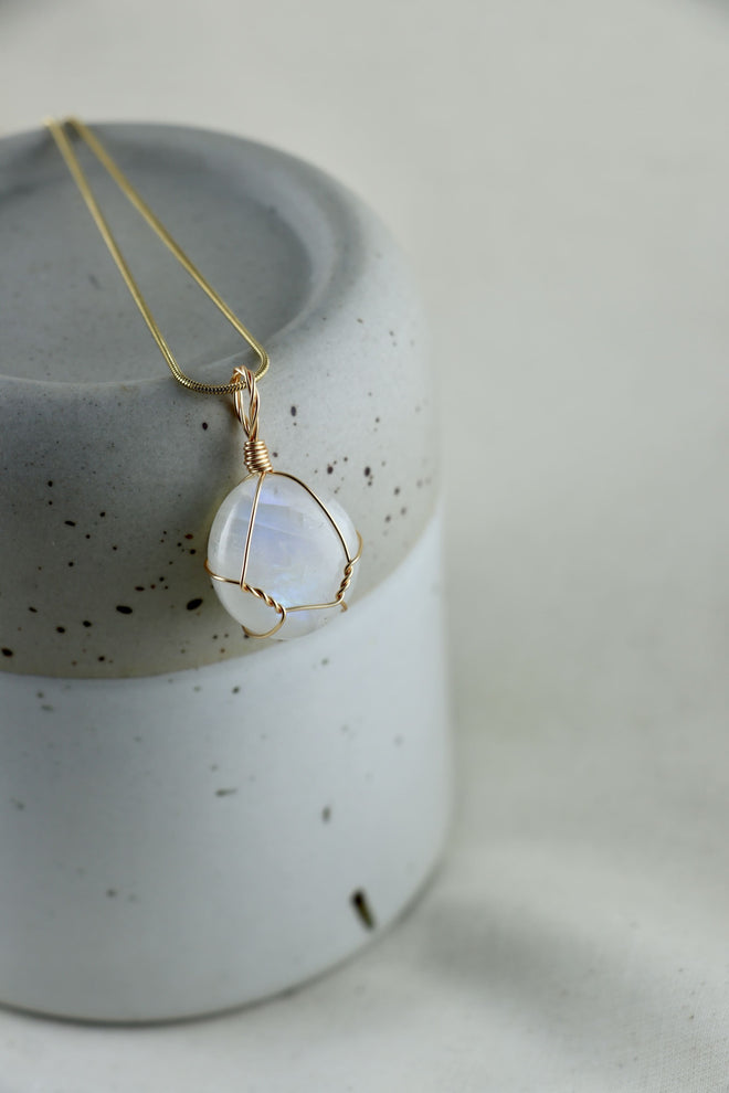 I AM feminine - Rainbow Mondstein Halskette Einzelstück 3