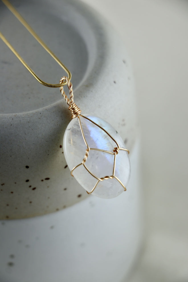 I AM feminine - Rainbow Mondstein Halskette Einzelstück 9