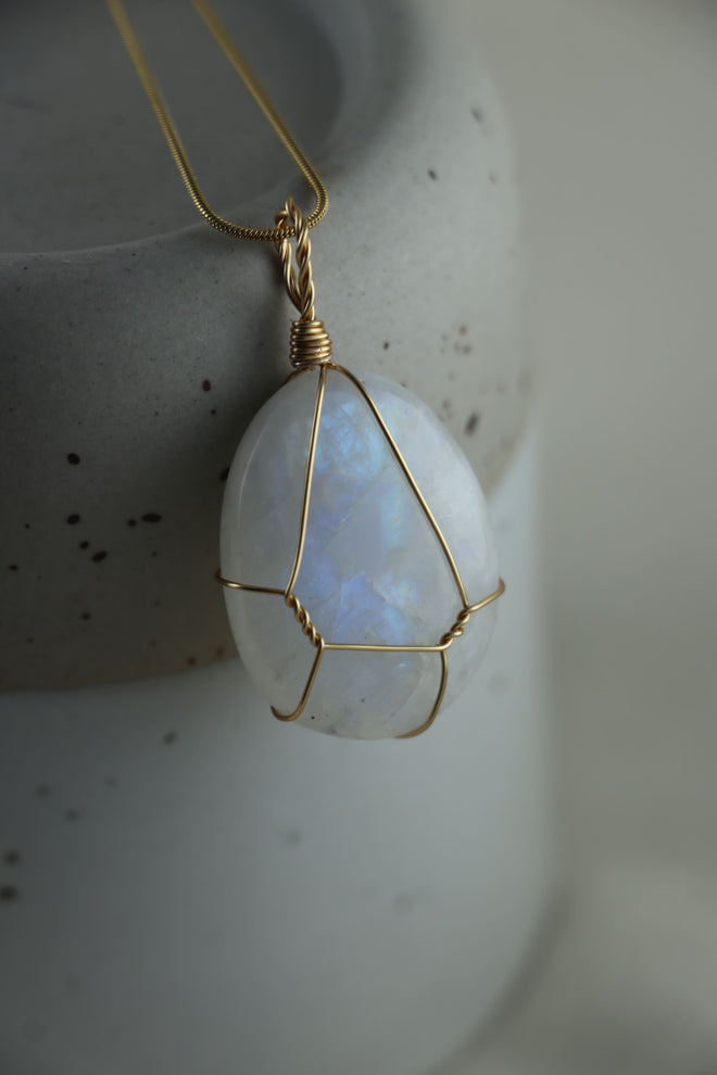 I AM feminine - Rainbow Mondstein Halskette Einzelstück 3