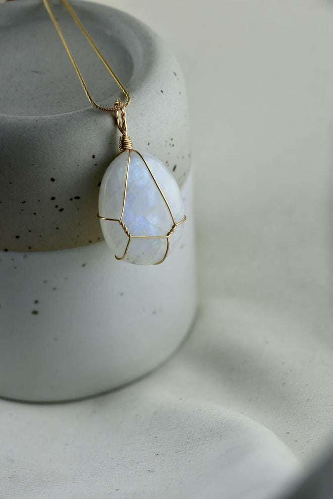 I AM feminine - Rainbow Mondstein Halskette Einzelstück 3